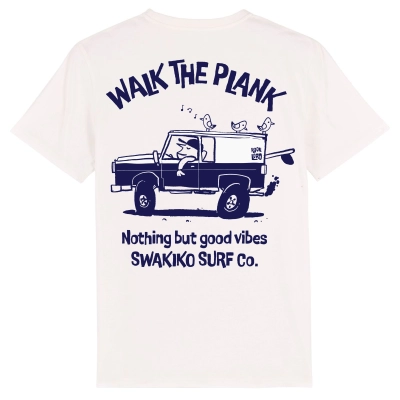 Wit T-shirt met een chille surfer in zijn jeep met surfboards en vogeltjes op het dak en de tekst: Walk the plank, Nothing bu
