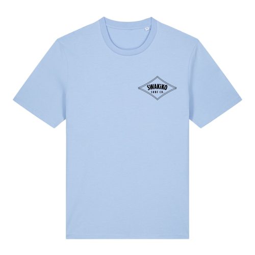 Voorkant van een licht blauw surf T-shirt met borstlogo van SWAKiKO van een turquoise surf T-shirt van SWAKiKO