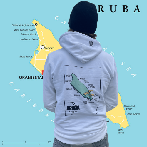 Model draagt een witte hoodie met een design van Aruba dat is afgebeeld als een beschadigd surfboard