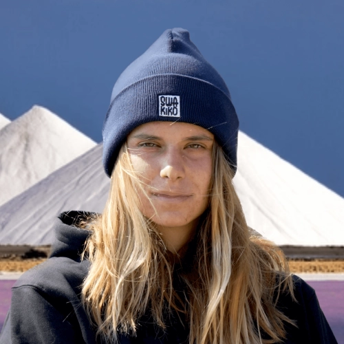 Model met donker blauwe beanie met Swakiko logo