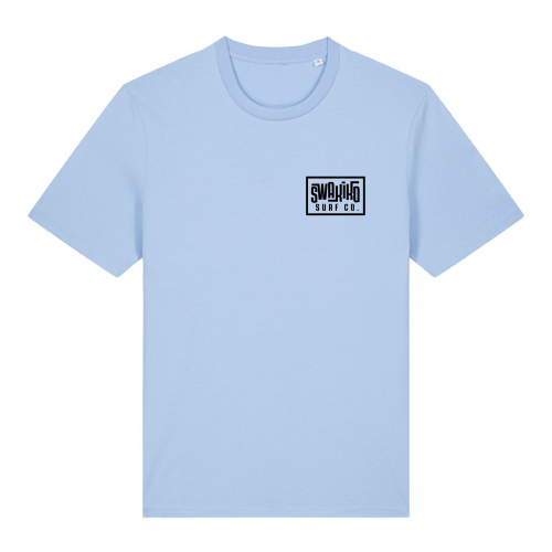 Voorkant van een licht blauw surf T-shirt met SWAKiKO borst logo