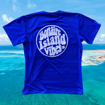 Blauw lycra zwemshirt met witte \'Bonaire Island Vibes\' print.