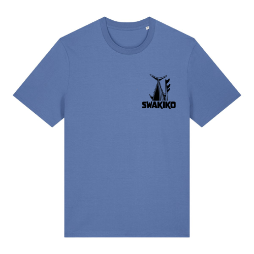 Blauw Bonaire T-shirt met Swakiko borstlogo en de staart van een tonijn naast een surfboard