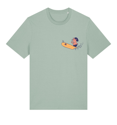 Voorkant van aloë groen T-shirt met een Swakiko borstlogo van een vrolijke surfer