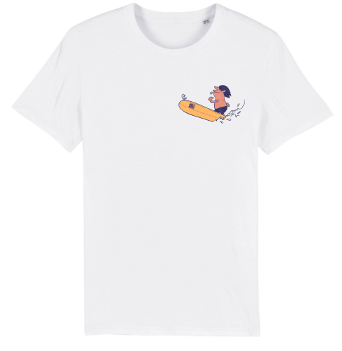 Voorkant van een wit T-shirt met een Swakiko borstlogo van een vrolijke surfer