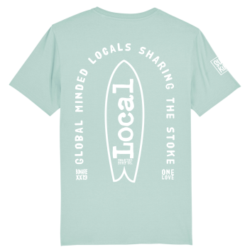 Turquoise T-shirt met surfboard en de spreuk: Global Minded Locals Sharing the Stoke