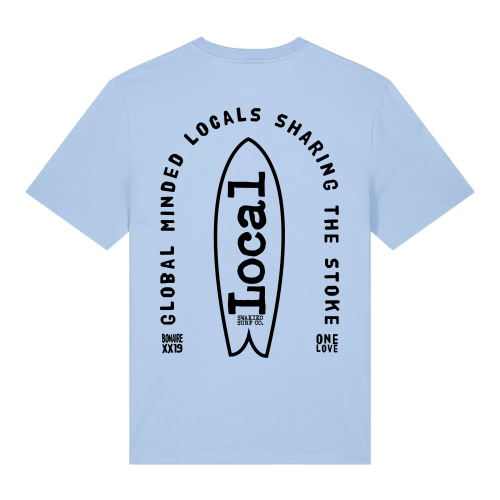 Blauw T-shirt met surfboard en de spreuk: Global Minded Locals Sharing the Stoke