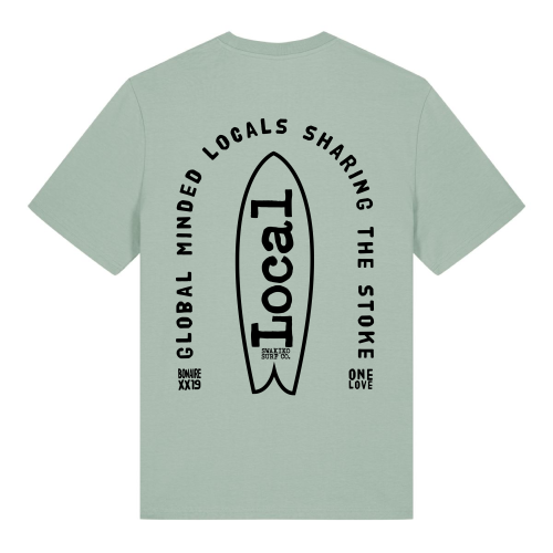 Groen T-shirt met surfboard en de spreuk: Global Minded Locals Sharing the Stoke