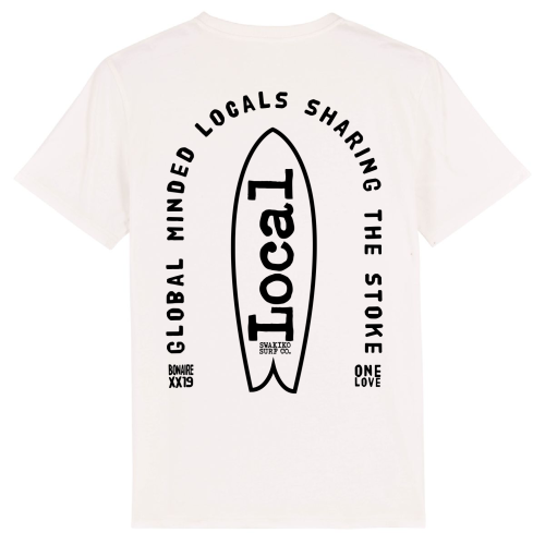 Wit T-shirt met surfboard en de spreuk: Global Minded Locals Sharing the Stoke