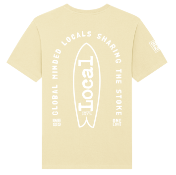 Geel T-shirt met surfboard en de spreuk: Global Minded Locals Sharing the Stoke