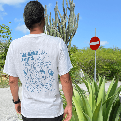Model draagt een wit T-shirt met een design van Wit T-shirt met design van voeten op surfboards in een golf met tussen de ben