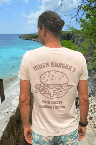 Model met wit T-shirt met Mush Burger design van een surfboard tussen een hamburger