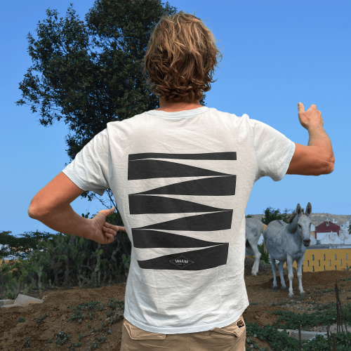 Model met een licht blauw T-shirt met abstract design van golven