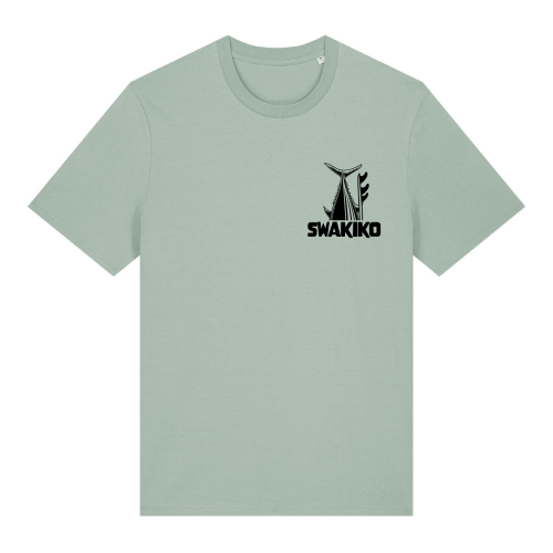 Aloë groen Bonaire T-shirt met Swakiko borstlogo en de staart van een tonijn naast een surfboard