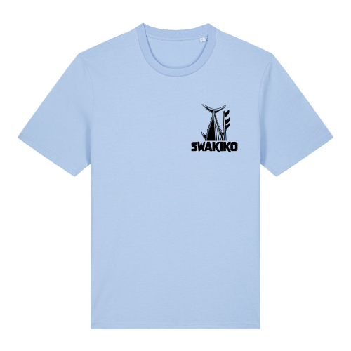 Licht blauw Bonaire T-shirt met Swakiko borstlogo en de staart van een tonijn naast een surfboard