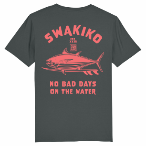 Antraciet T-shirt met een origineel roodkleurig design van een tonijn op een surfboard en de tekst: \'No bad days on the Wate