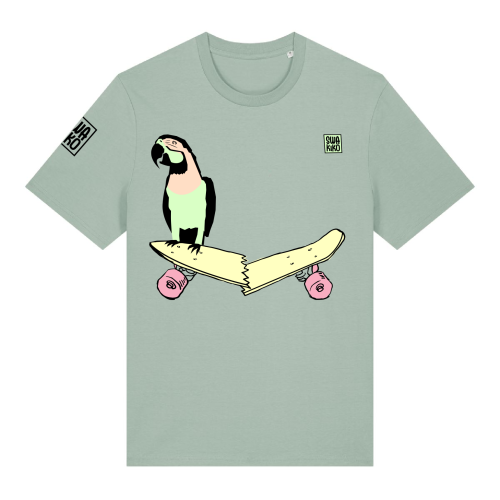 Aloë groen T-shirt met design van een papegaai die op zijn gebroken skateboard zit en opzij kijkt