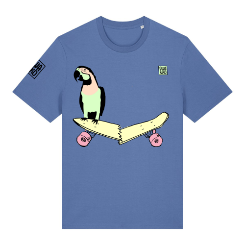 Blauw T-shirt met design van een papegaai die op zijn gebroken skateboard zit en opzij kijkt