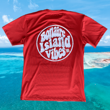 Rood lycra zwemshirt met witte \'Bonaire Island Vibes\' print.