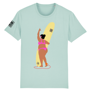 Turquoise Surf T-shirt met kleuren design van een dame in bikini met haar longboard, die het shaka gebaar maakt met haar hand