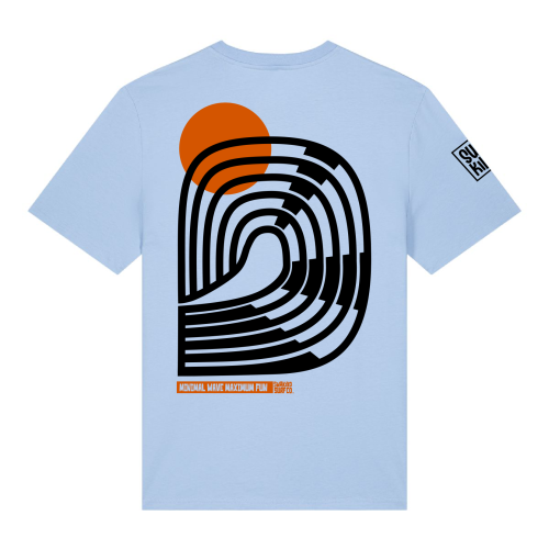De achterkant van een blauw T-shirt met een abstract surf design van golf en oranje zon