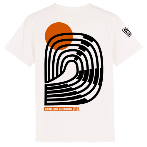 De achterkant van een off white T-shirt met een abstract surf design van golf en oranje zon