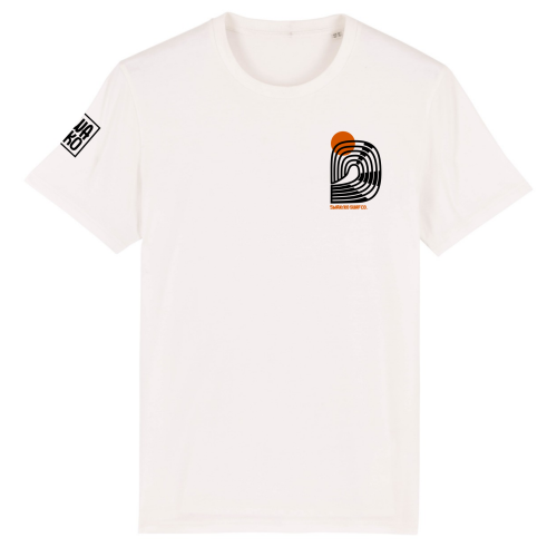 Voorkant van een wit T-shirt met origineel Swakiko borstlogo van een golf met een zon