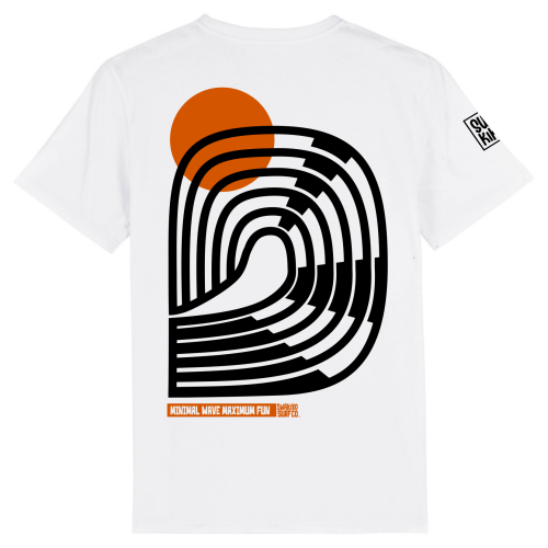De achterkant van een wit T-shirt met een abstract surf design van golf en oranje zon