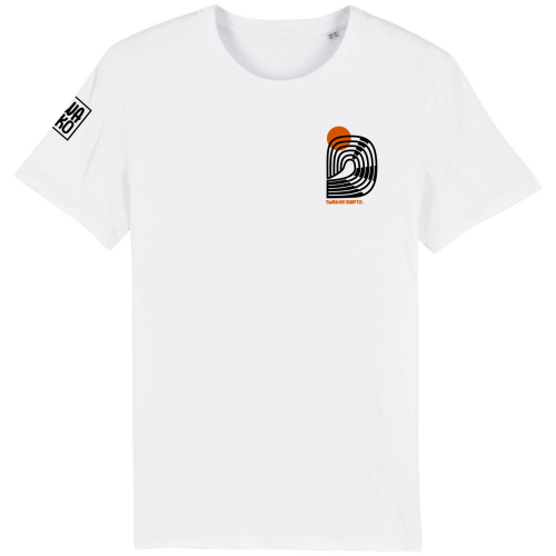 Voorkant van een wit T-shirt met origineel Swakiko borstlogo van een golf met een zon