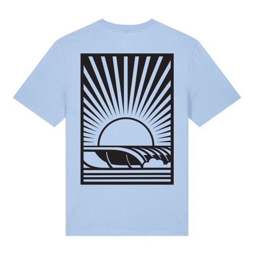 Licht blauw T-shirt met een brekende golf bij zonsondergang