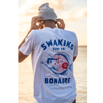 Model met het Tattoo Fish T-shirt aan de kade van Bonaire bij ondergaande zon
