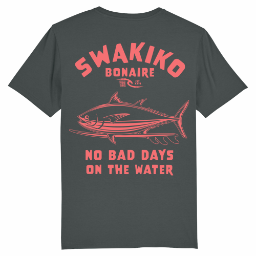 Antraciet T-shirt met een origineel roodkleurig design van een tonijn op een surfboard en de tekst: 'No bad days on the Wate