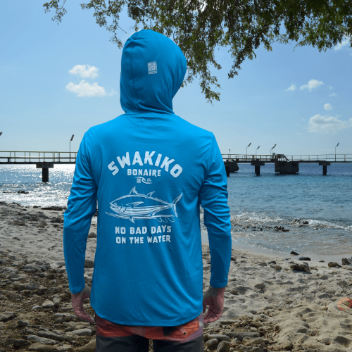 Model draagt een licht blauwe UV-hoodie met het 'No bad days on the water' design van SWAKiKO' op de rug