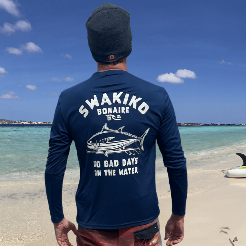 Model draagt een French Navy Swakiko surf shirt, rashguard, met print van een tonijn op een surfboard en de tekst 'No bad day