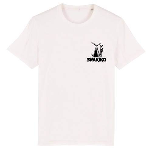 Wit Bonaire T-shirt met Swakiko borstlogo en de staart van een tonijn naast een surfboard