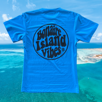 Licht blauw lycra zwemshirt met zwarte \'Bonaire Island Vibes\' print.