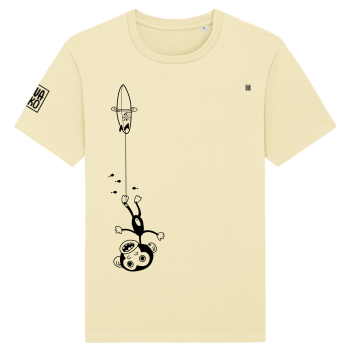 Grappig geel surf T-shirt: Ondersteboven hangende aap aan surfboard, gepakt door golf - Hilarisch design 