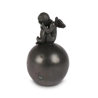 bronzen urn: Zittende Engel op Bol