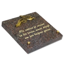 gedenksteen 15x15cm met bronzen hand met duif