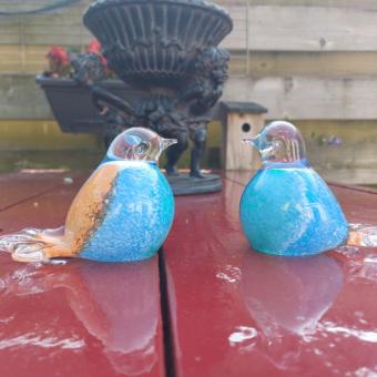 Vogel mini-urn van kristalglas: blauw met geel/oranje