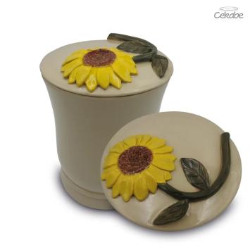 urn ct006 met geboetseerde zonnebloem