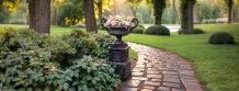 Gartenvasen aus Gusseisen: exklusive Gartendekoration