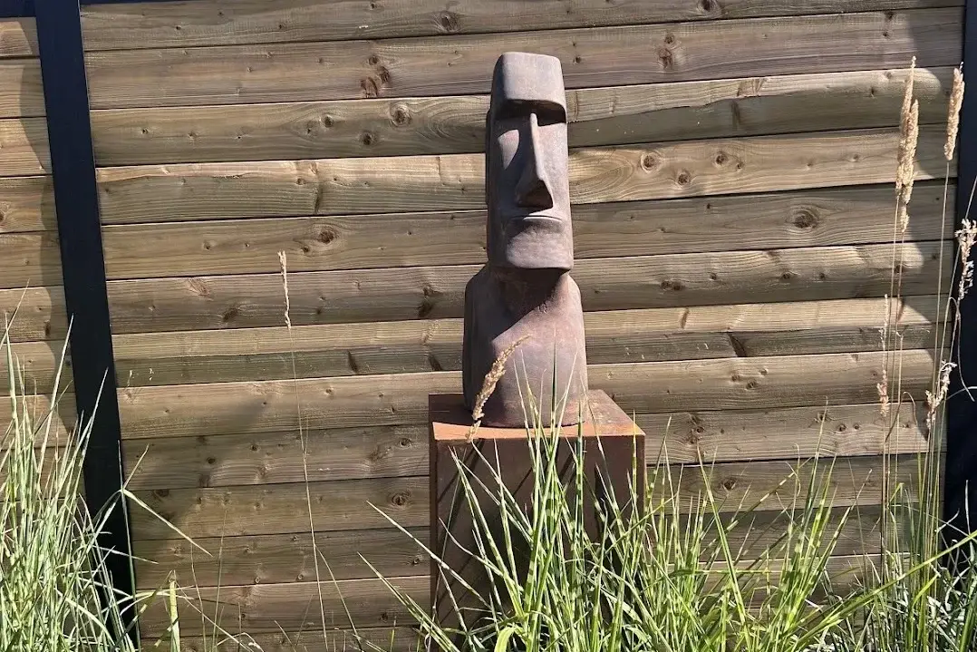 Tuinbeeld MOAI in de tuin - Bij Onze Klanten