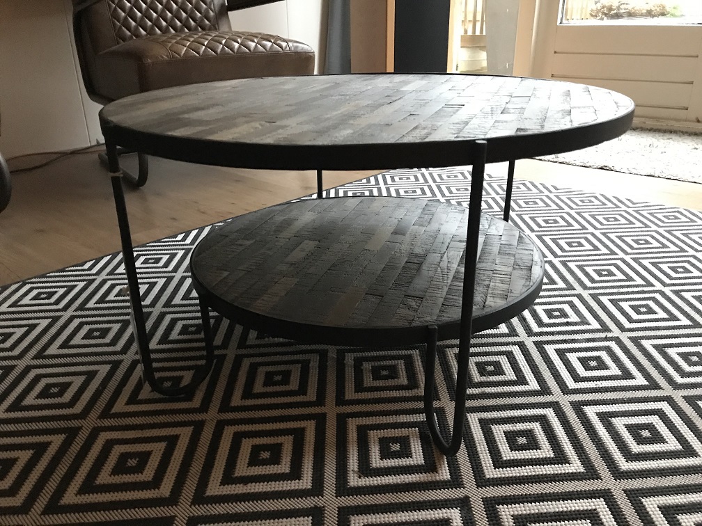 Fraaie robuuste salontafel, gemaakt van metaal en hout