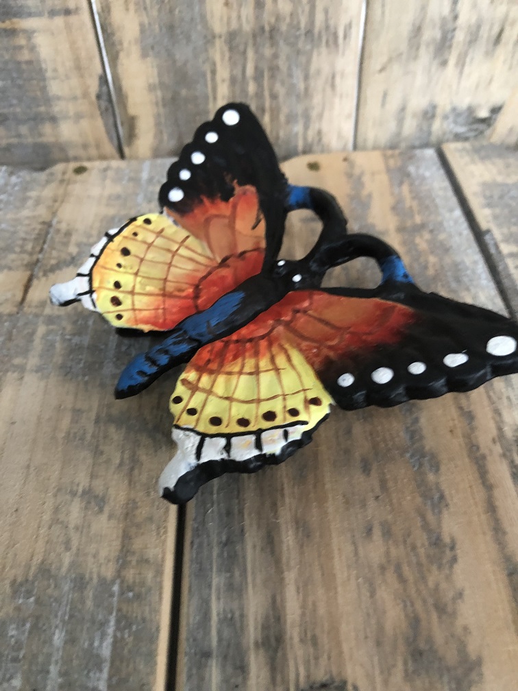 Schöner gusseiserner Schmetterling in wunderbaren Farben.