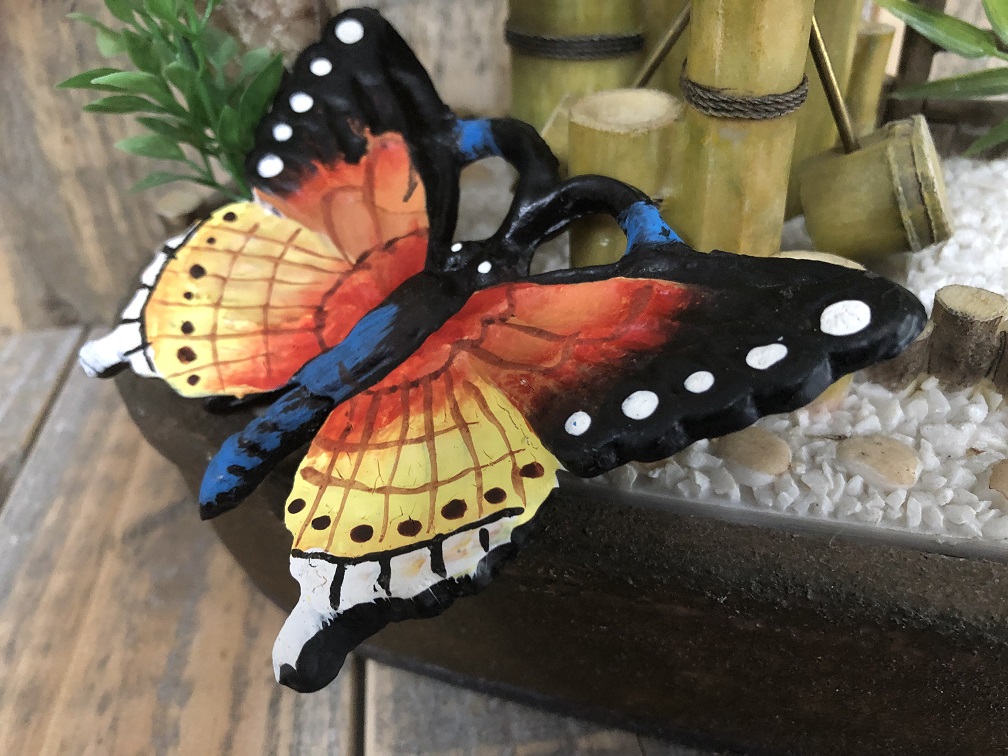 Schöner gusseiserner Schmetterling in wunderbaren Farben.