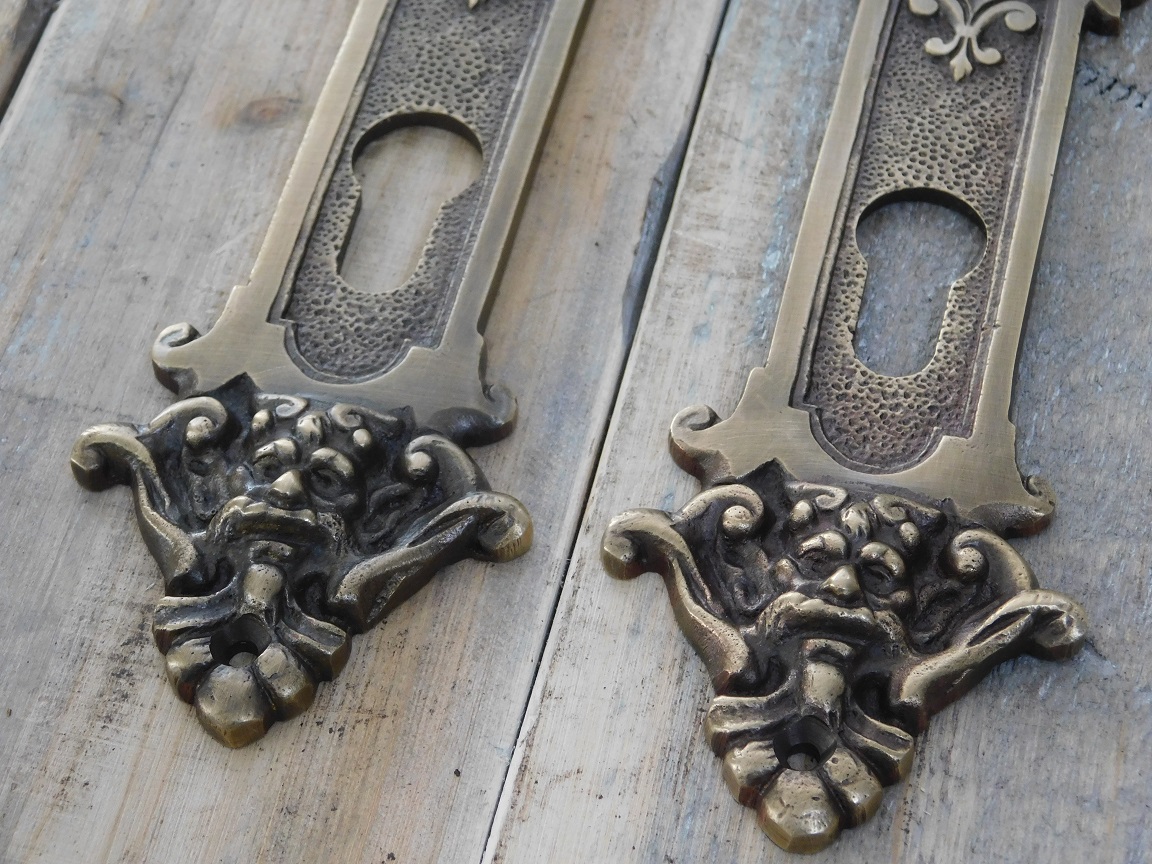 Set deurbeslag: antiek- deurplaten zeer decoratief met engelen - klinken met messing grepen.