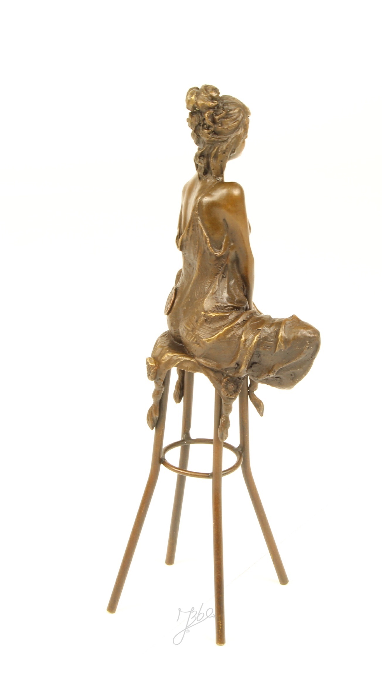 Bronzeskulptur einer sitzenden Dame auf einem Barhocker