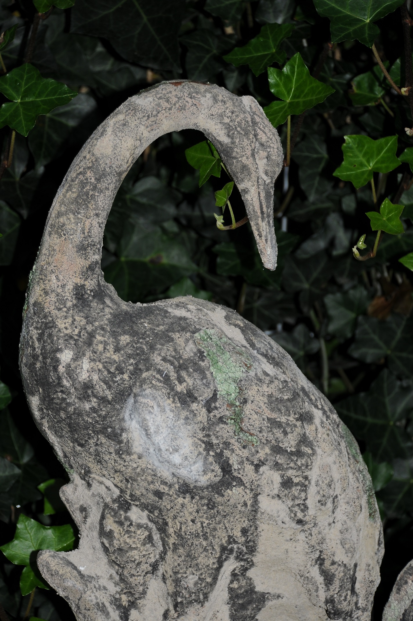 Prachtige set stenen kraanvogels voor in de tuin bij de vijver