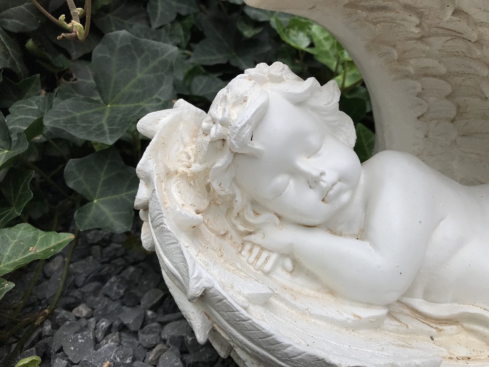 Statue eines schlafenden Engels in seinen Flügeln, aus Polystone